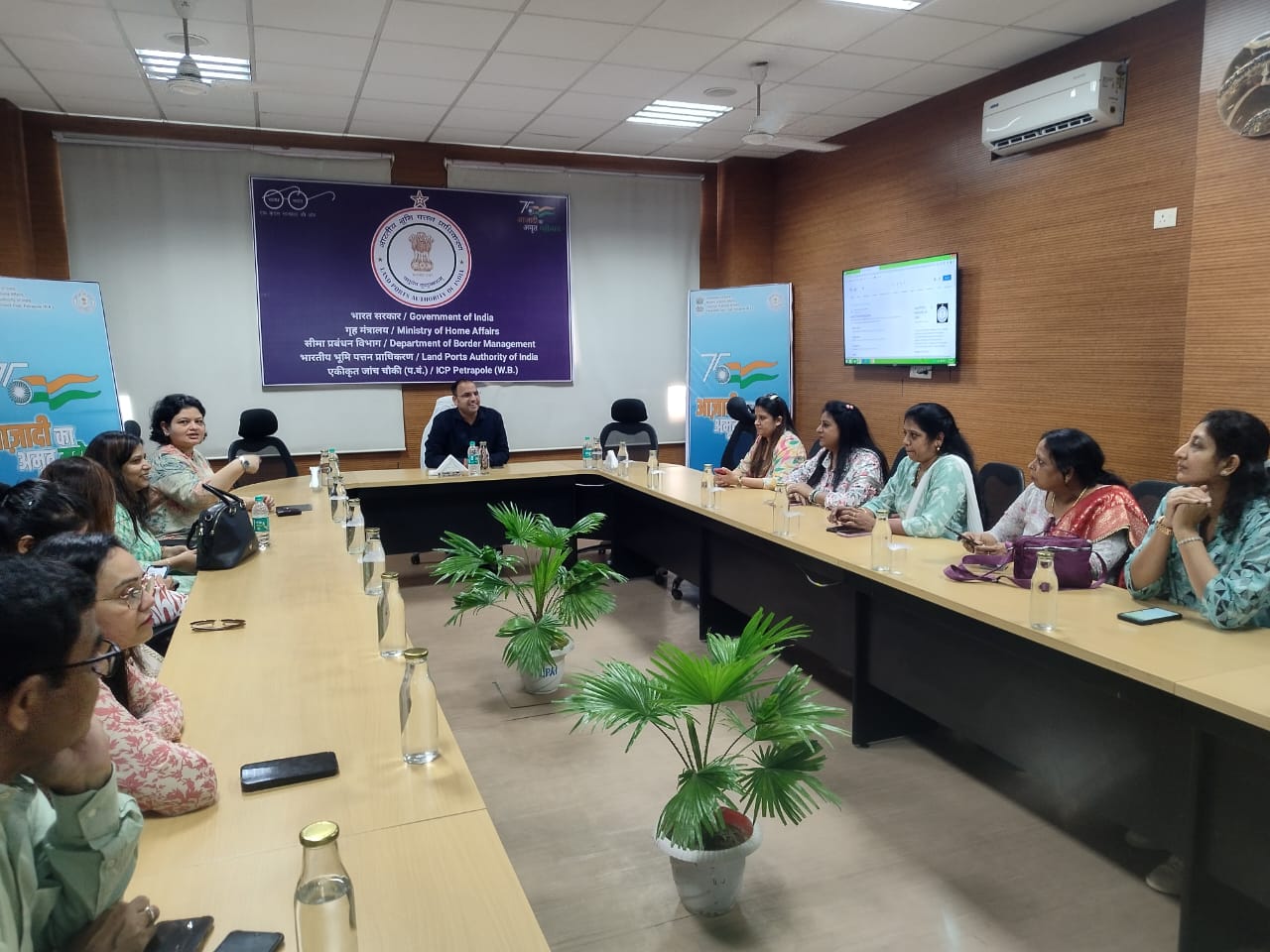 Ms. Chaitaly Mehta, convenor of FFFAI Women's Wing, leading the visit to Petrapole.