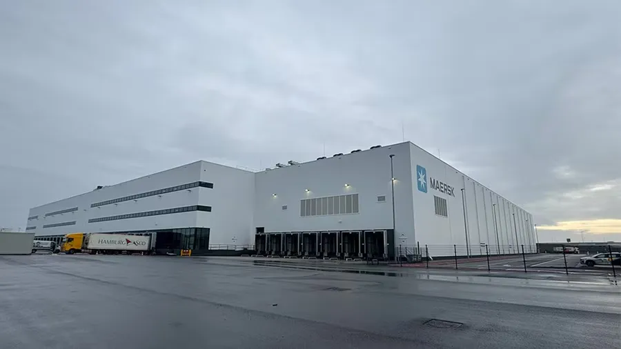 Maersk completes construction and welcomes first customer in its new cold store in Rotterdam