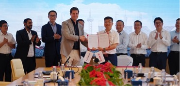 Grant Morrison, APM Terminals, Head of Global Asset Category Management and Jeff Fu, CEO of SANY Marine, at the signing ceremony