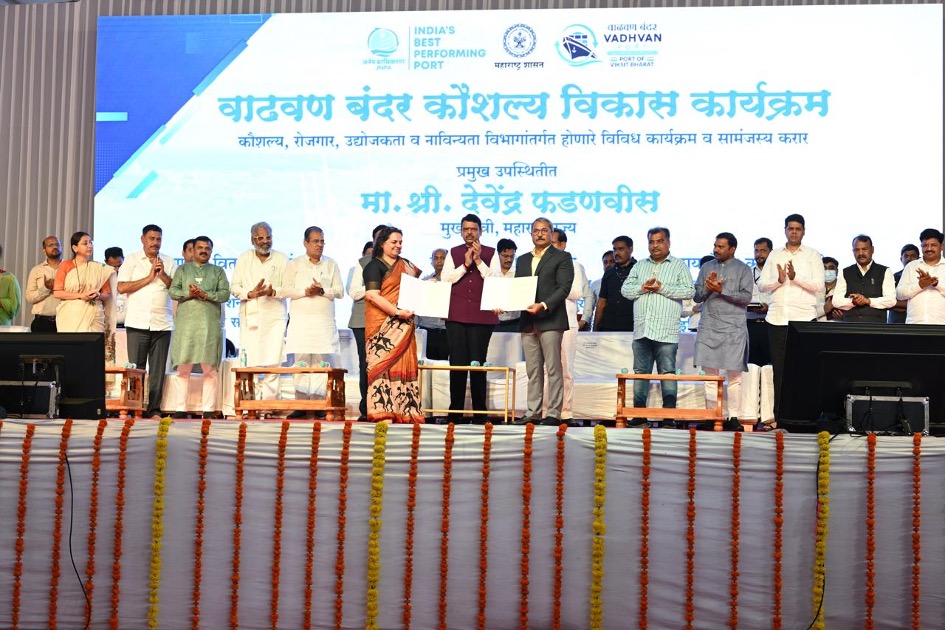 CM Fadnavis distributes Skilling certificates, Sanctioned Loan letters & Atends MoU signing under Vadhvan Port Project Limited